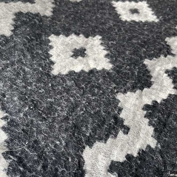 Wilfred dark grey blanket scarf - Picture 4 of 5